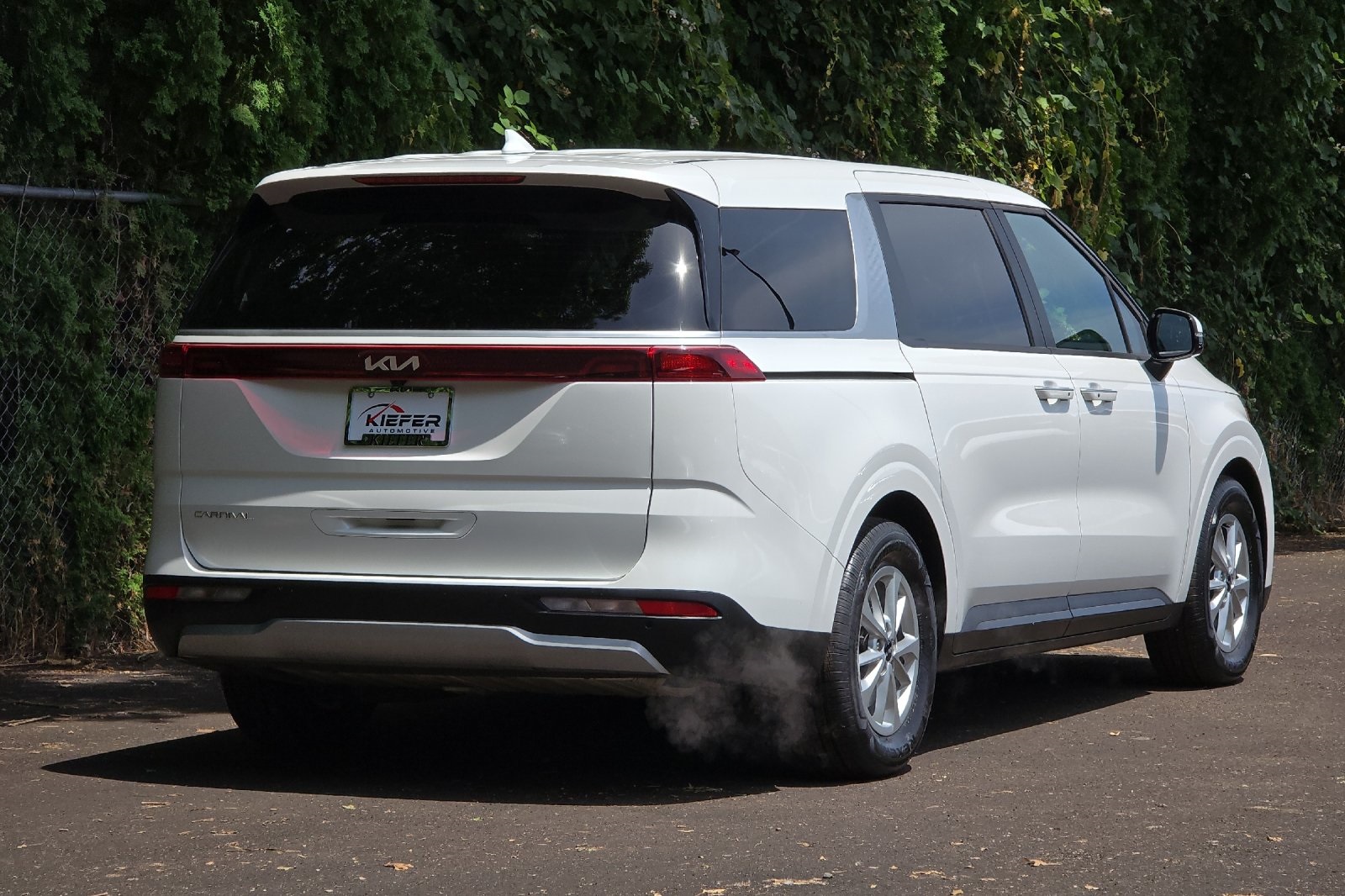 2024 Kia Carnival LX photo 2