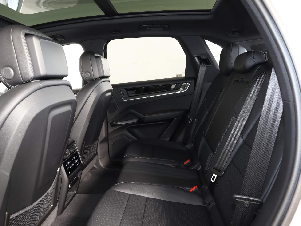 2025 Porsche Cayenne E-Hybrid photo 18