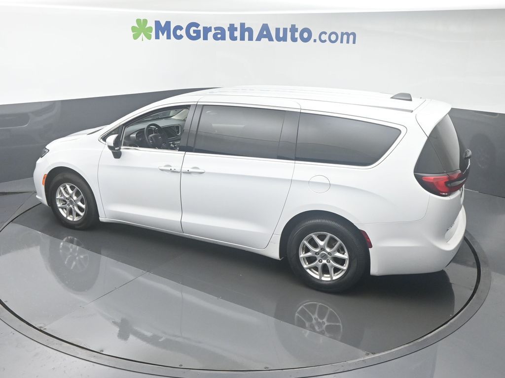 2023 Chrysler Pacifica Touring L photo 17