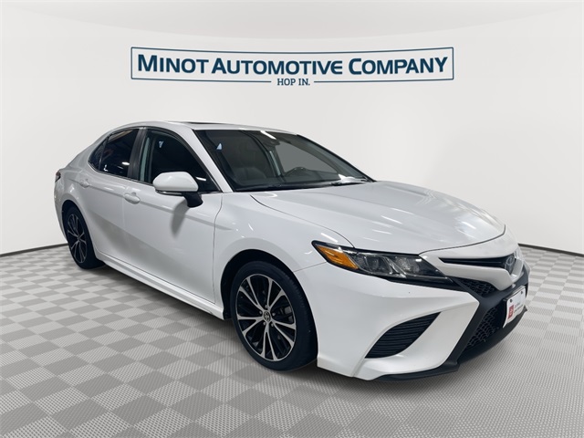 2020 Toyota Camry SE's photo