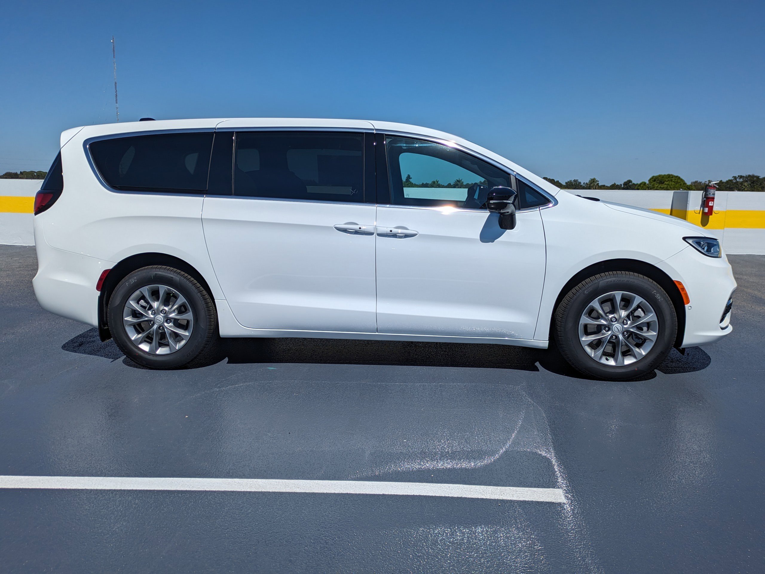 2026 Chrysler Pacifica photo 2