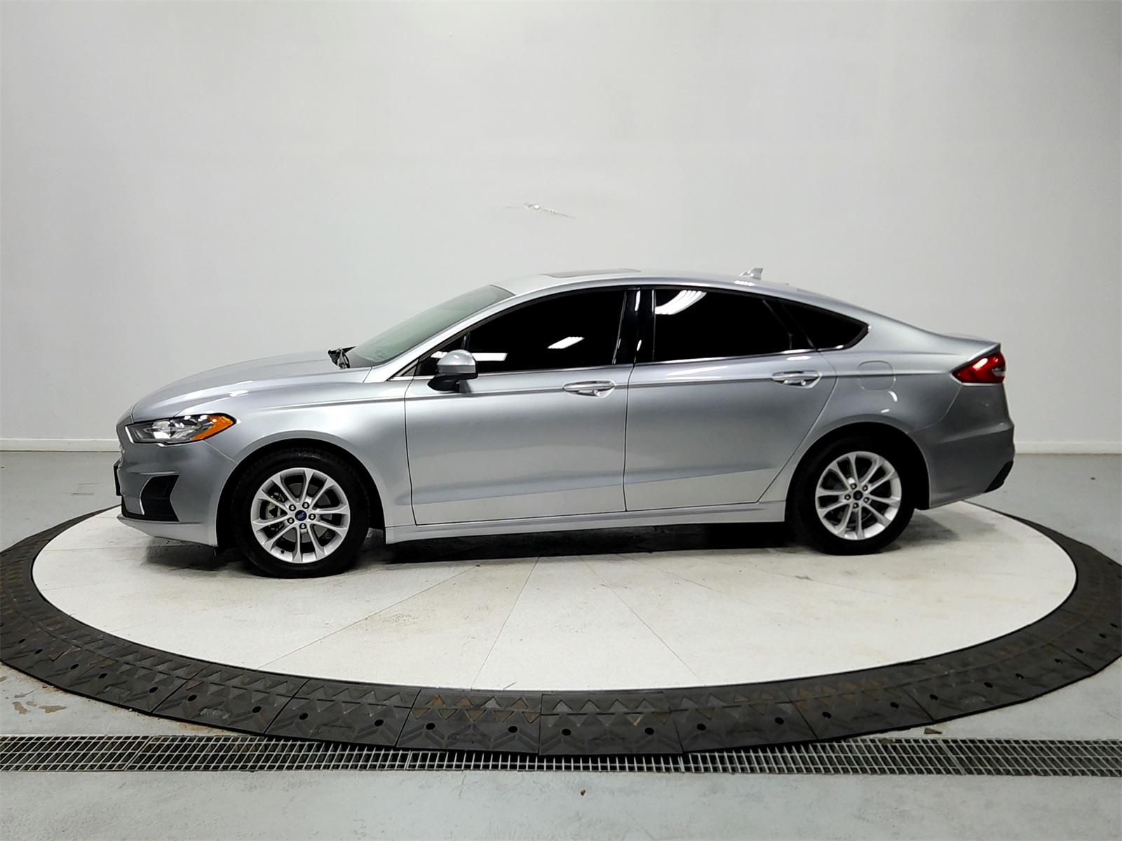 2020 Ford Fusion SE photo 4