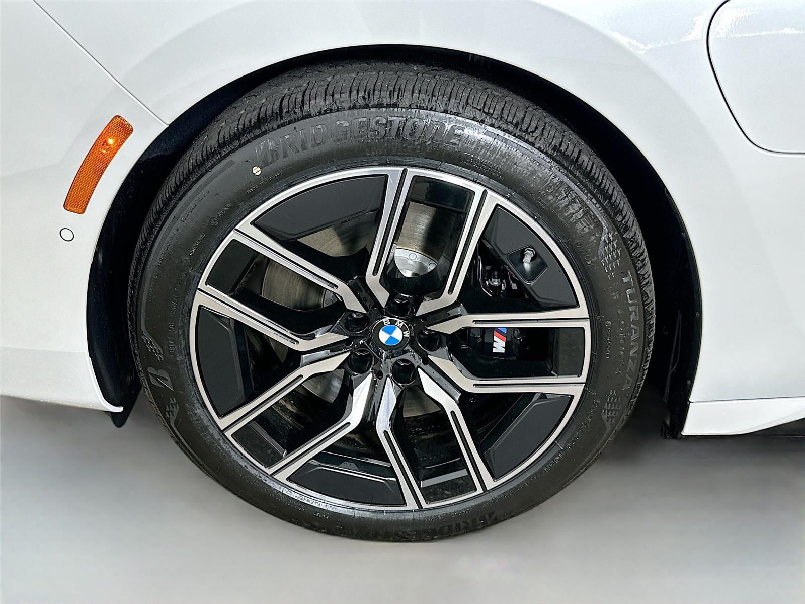 2026 Bmw 750e photo 32