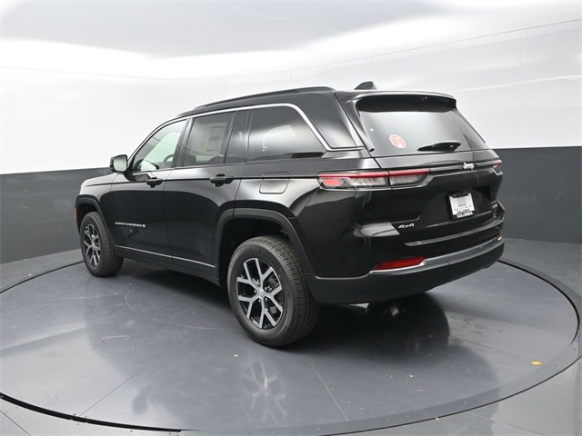 2025 Jeep Grand Cherokee Limited photo 3
