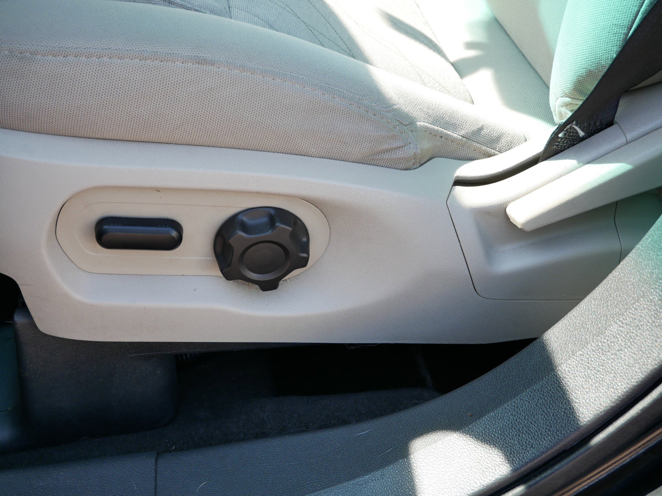 2012 Ford Explorer Base photo 18