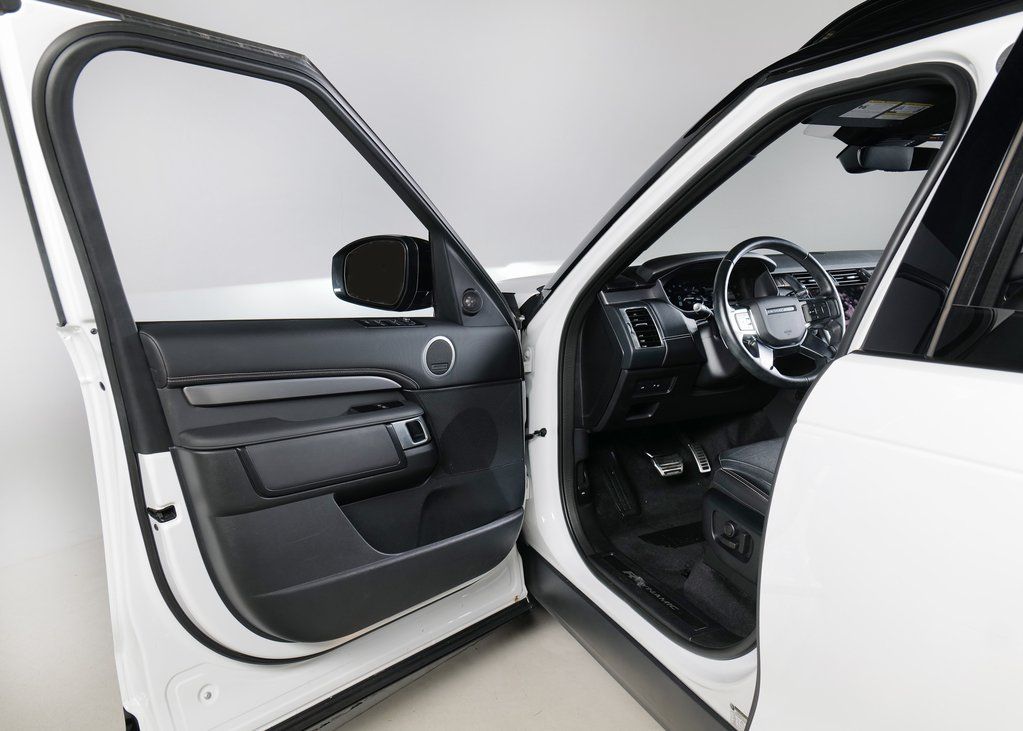 2021 Land Rover Discovery S photo 21