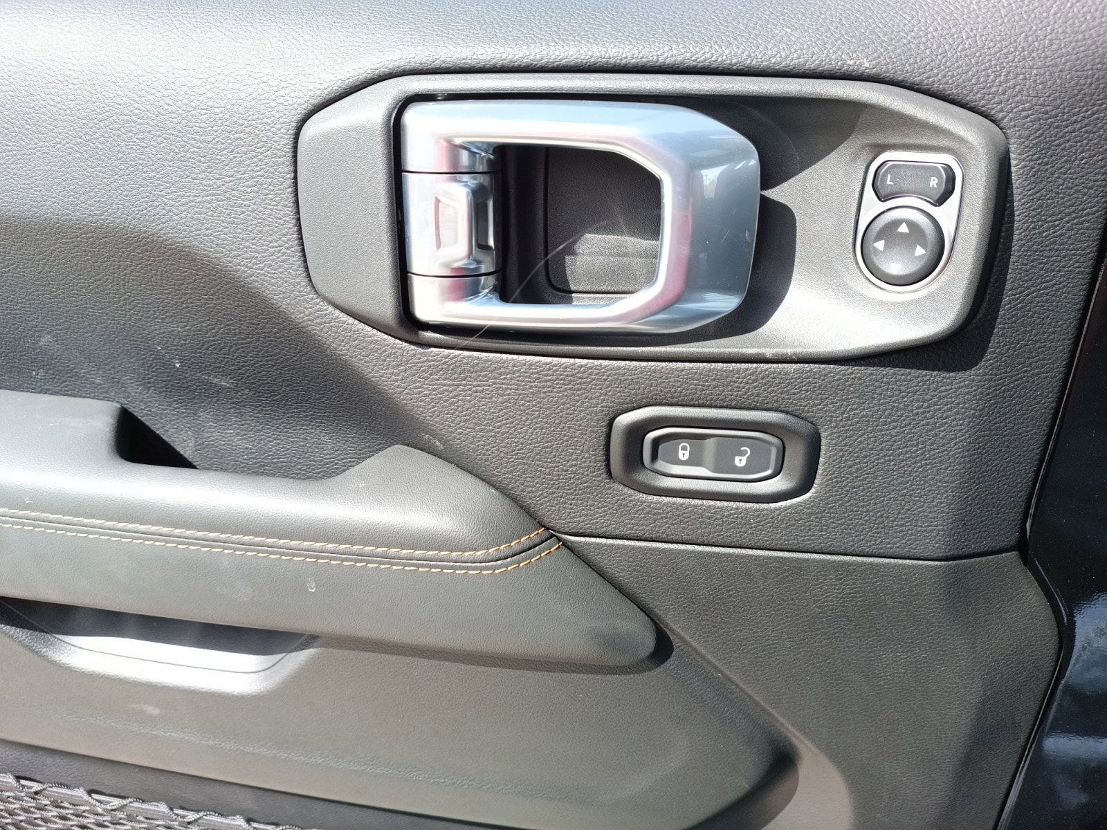 2025 Jeep Wrangler Sahara photo 22