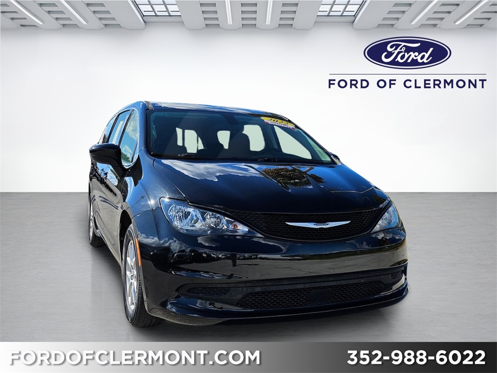 Pre-Owned 2022 Chrysler Voyager LX's photo