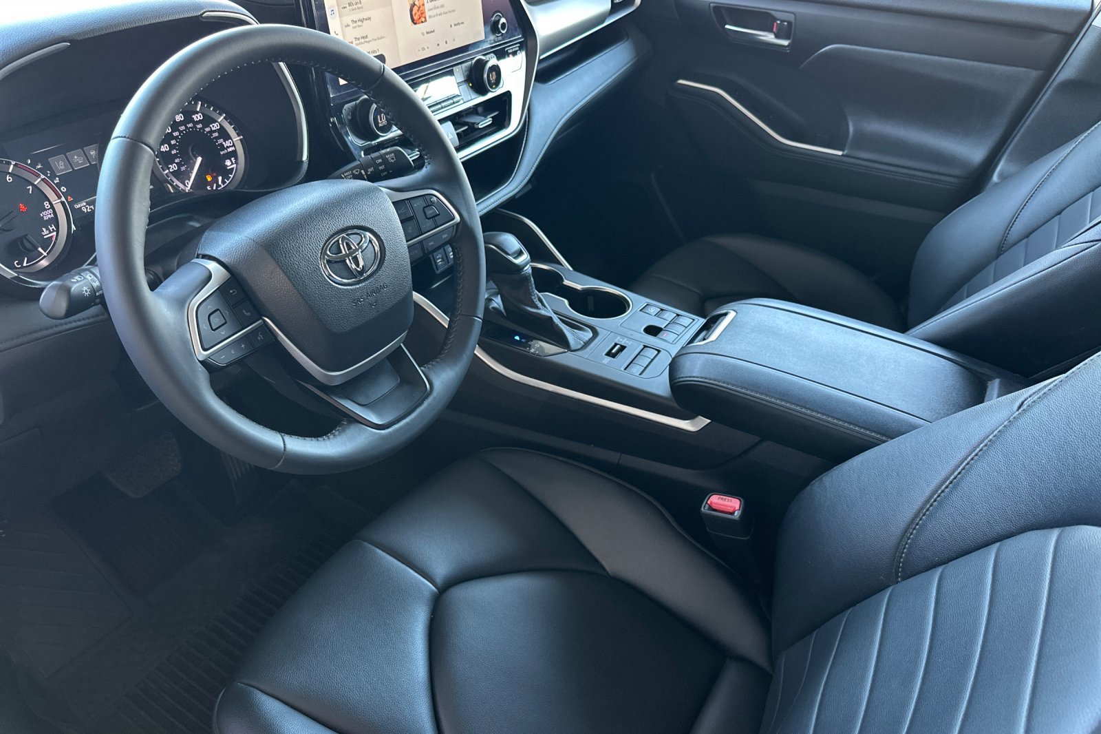 2023 Toyota Highlander L photo 9