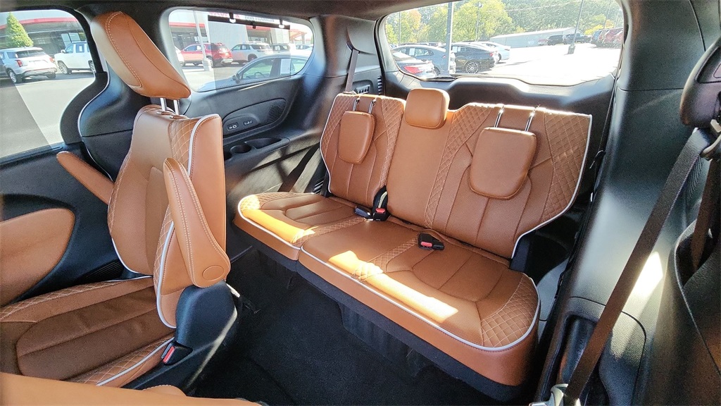 2024 Chrysler Pacifica Pinnacle photo 27