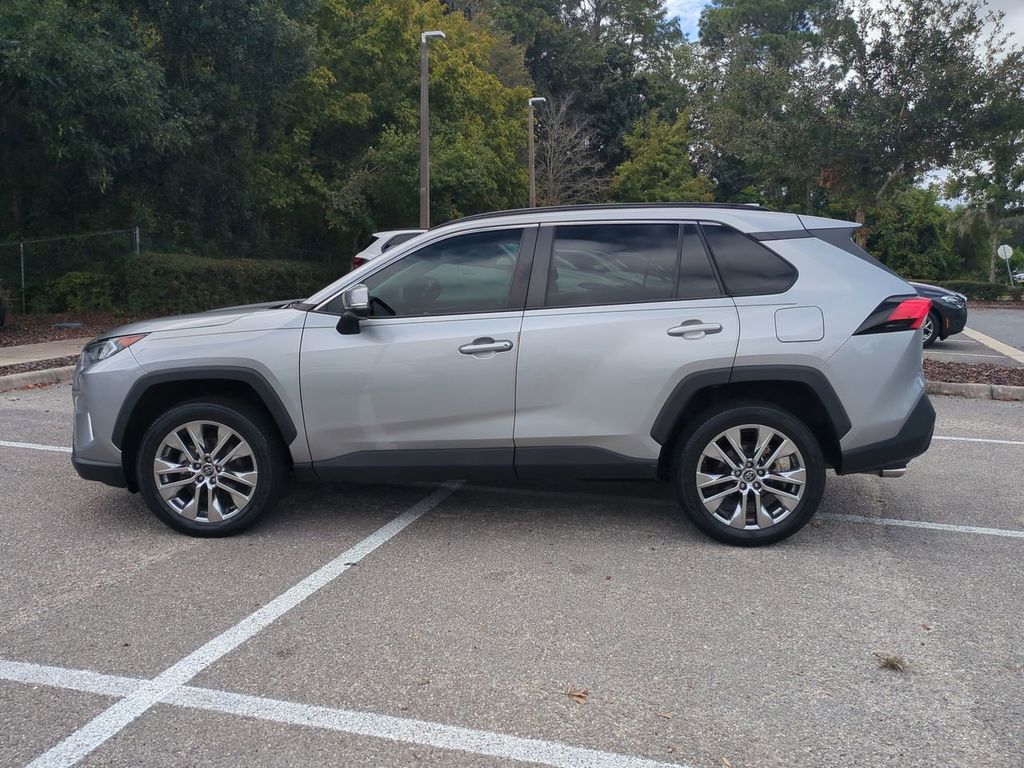 2020 Toyota RAV4 XLE Premium photo 3