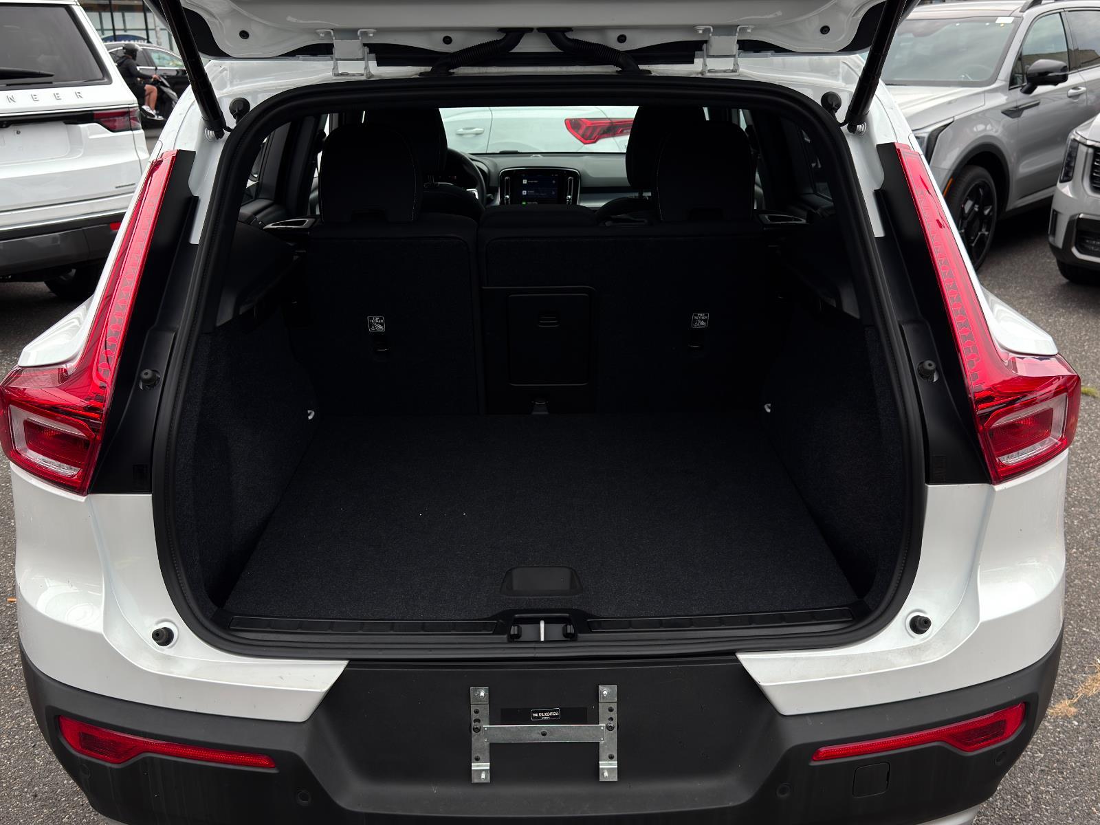2025 Volvo XC40 Core photo 8