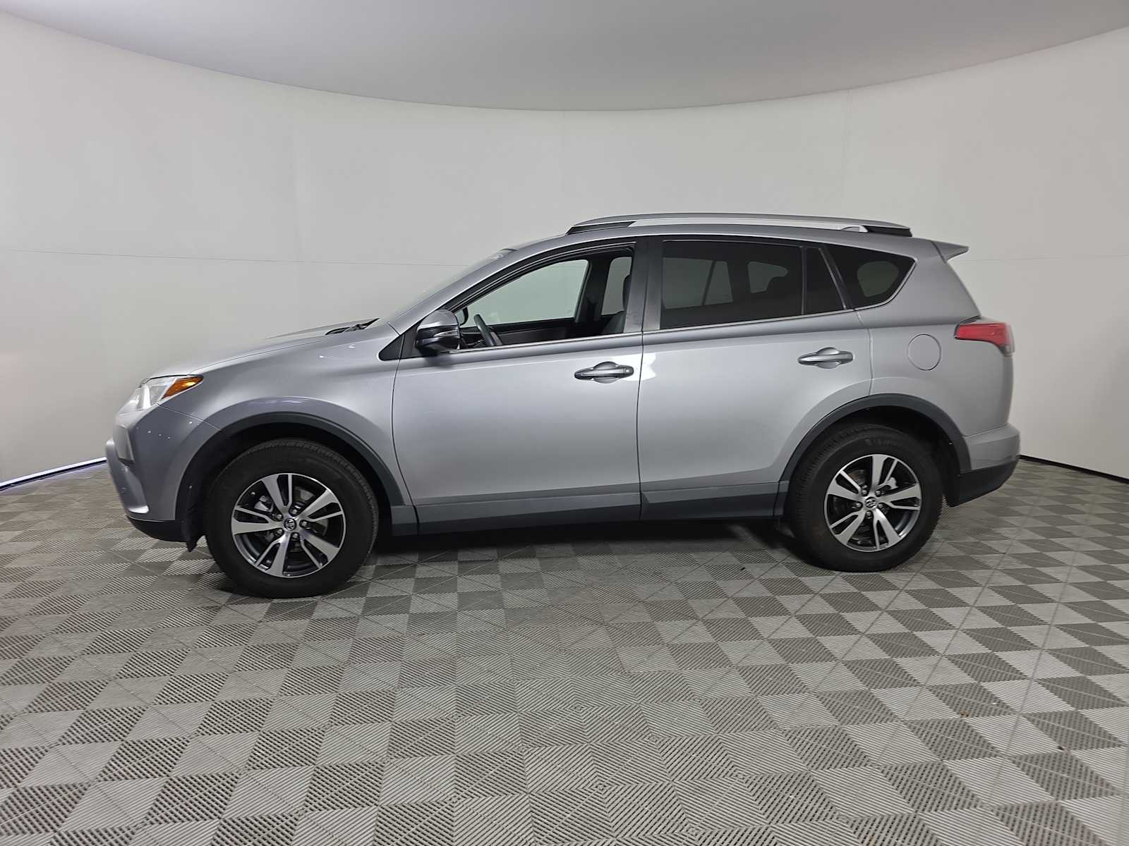 2016 Toyota RAV4 XLE photo 4