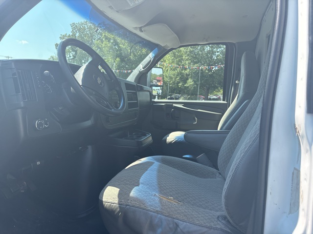 2008 Chevrolet Express Cutaway 3500 Base photo 8