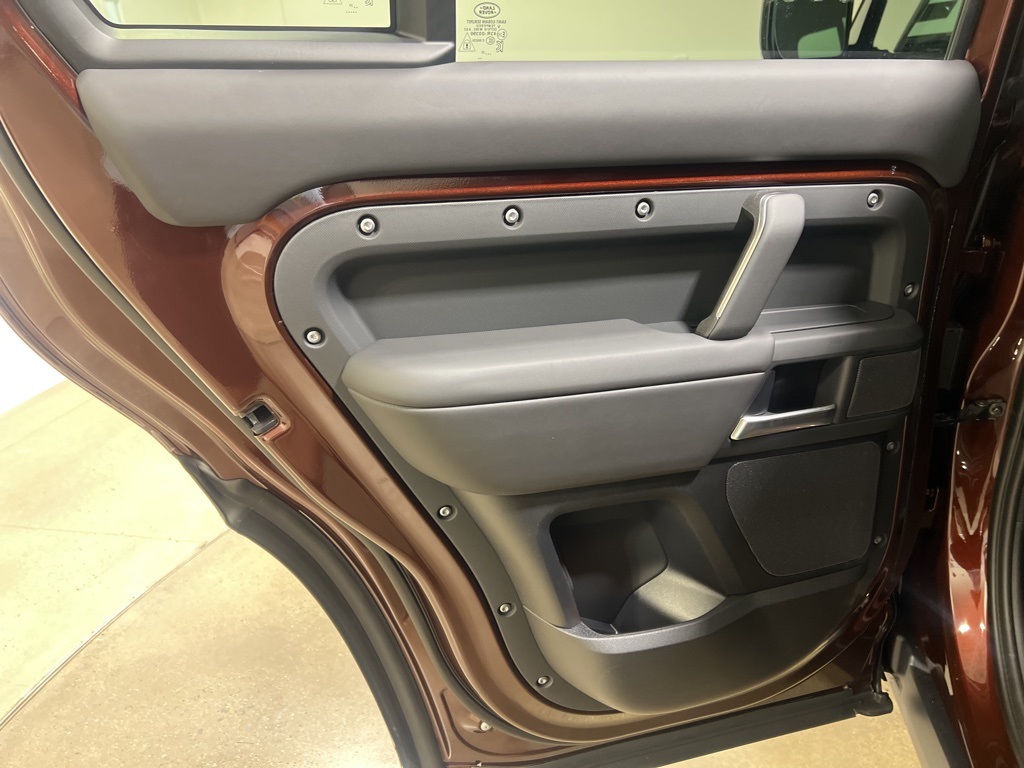 2025 Land Rover Defender 130 X-Dynamic SE photo 19