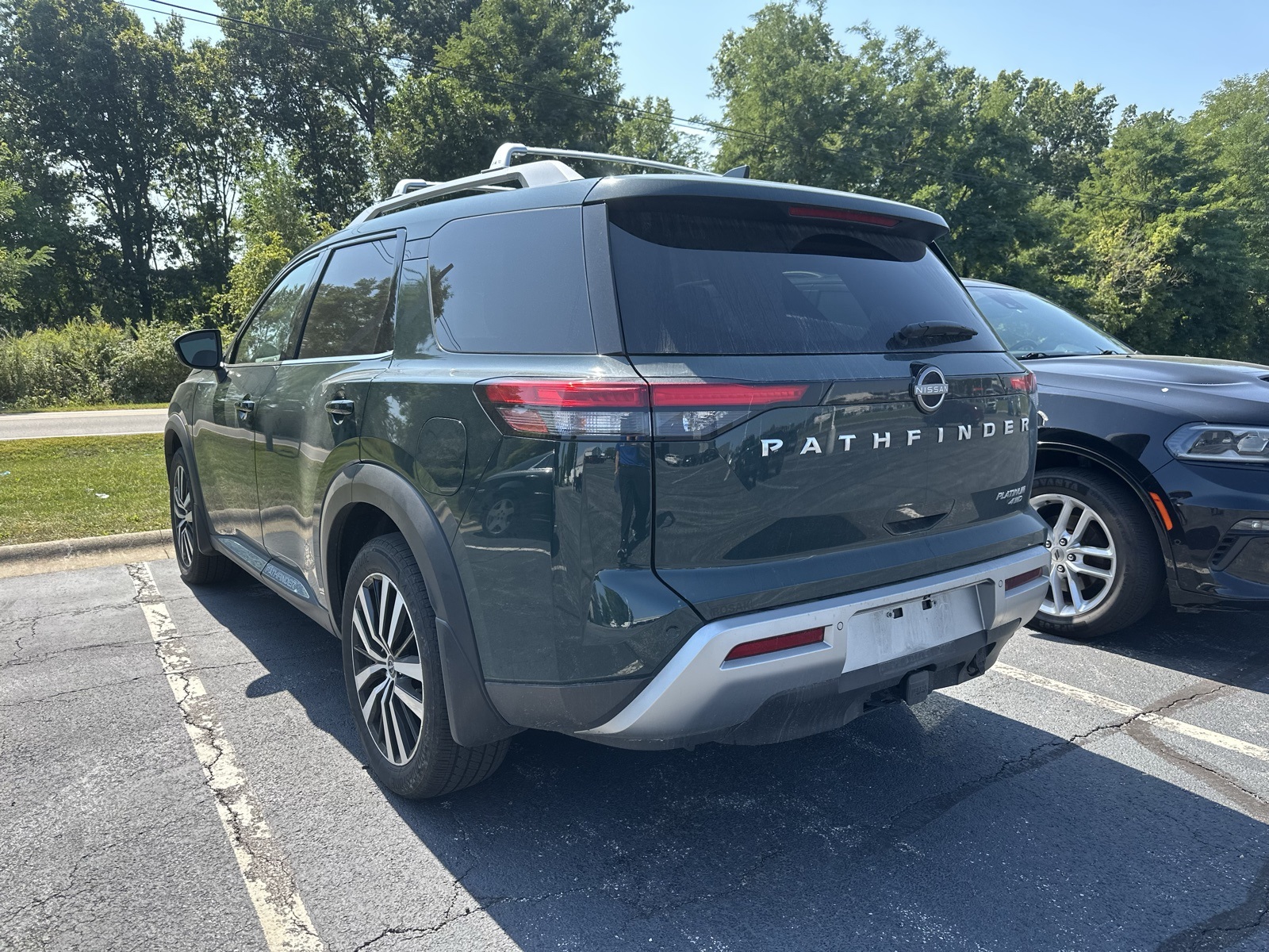 2023 Nissan Pathfinder Platinum photo 3