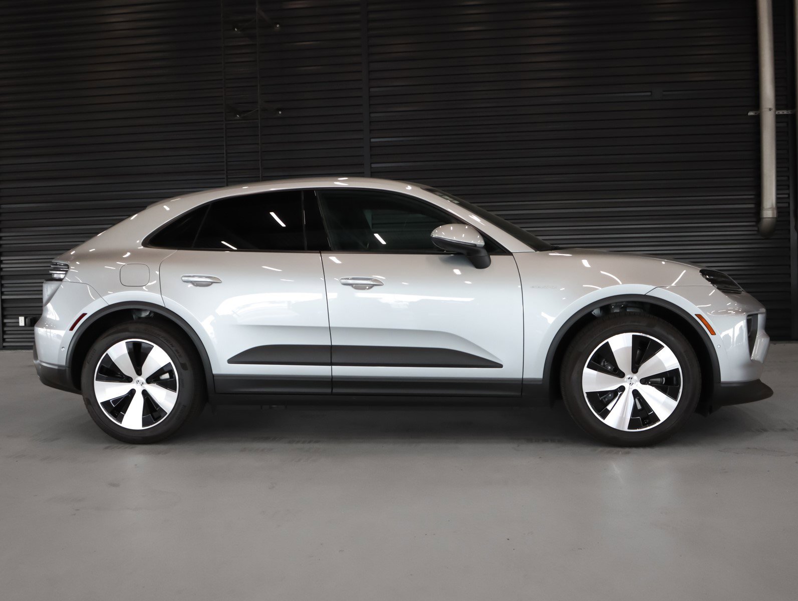 2025 Porsche Macan Electric 4 photo 11