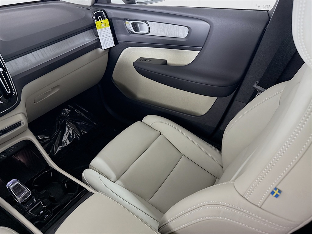 2026 Volvo XC40 Plus photo 24