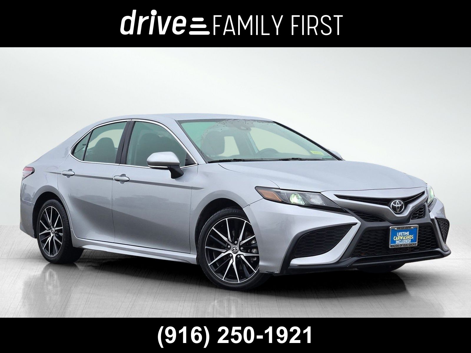 2024 Toyota Camry SE's photo