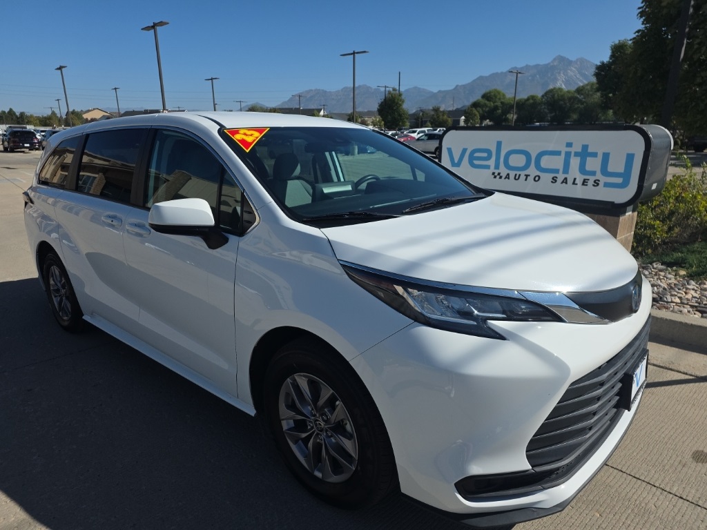 2023 Toyota Sienna LE's photo