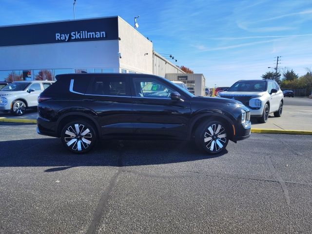 2025 Mitsubishi Outlander SE photo 4