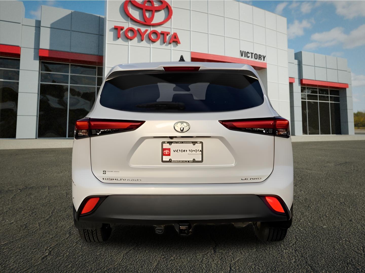 2023 Toyota Highlander LE photo 3