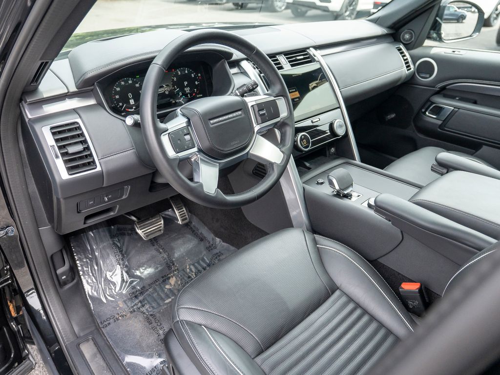 2024 Land Rover Discovery Metropolitan Edition photo 9