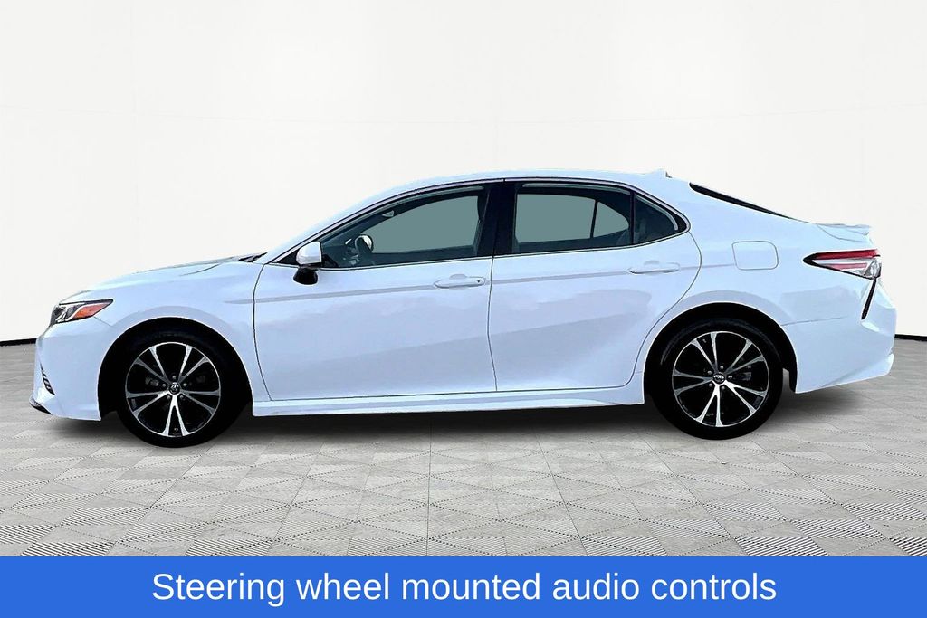2019 Toyota Camry SE photo 4