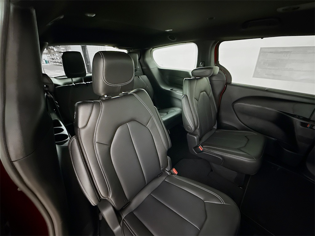 2025 Chrysler Pacifica photo 26