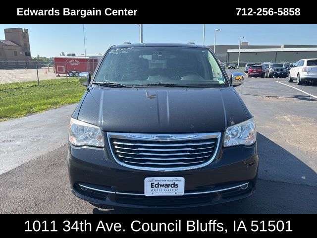 2013 Chrysler Town & Country photo 3