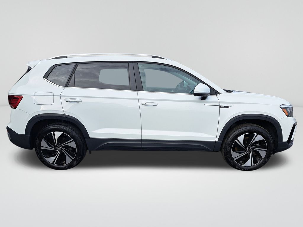 2024 Volkswagen Taos SE photo 2