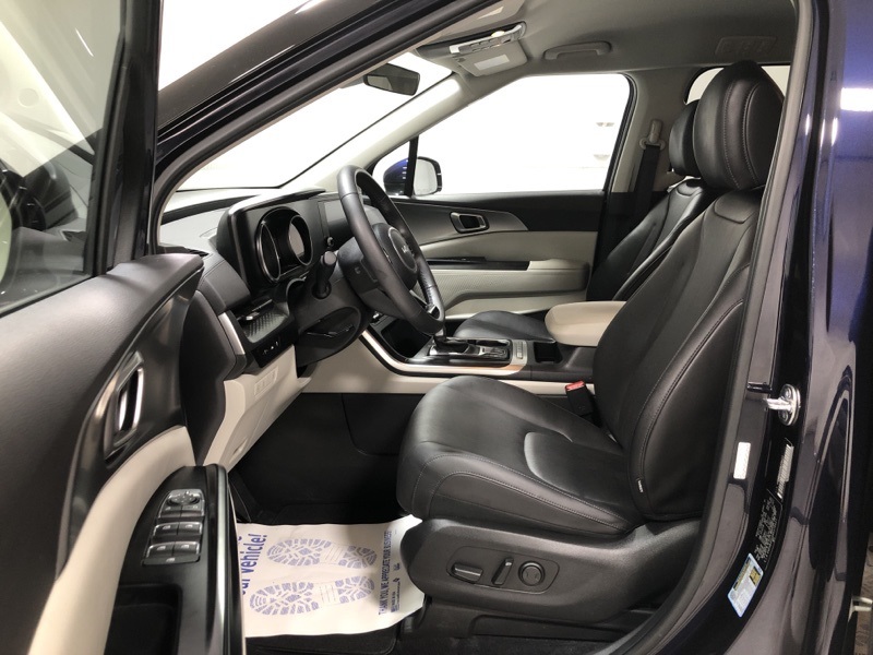 2024 Kia Carnival LX photo 17