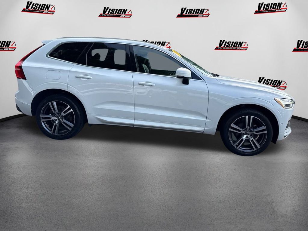 2018 Volvo XC60 T5 Momentum photo 4