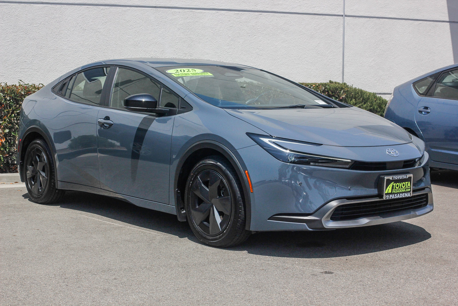 2025 Toyota Prius Plug-in SE photo 2