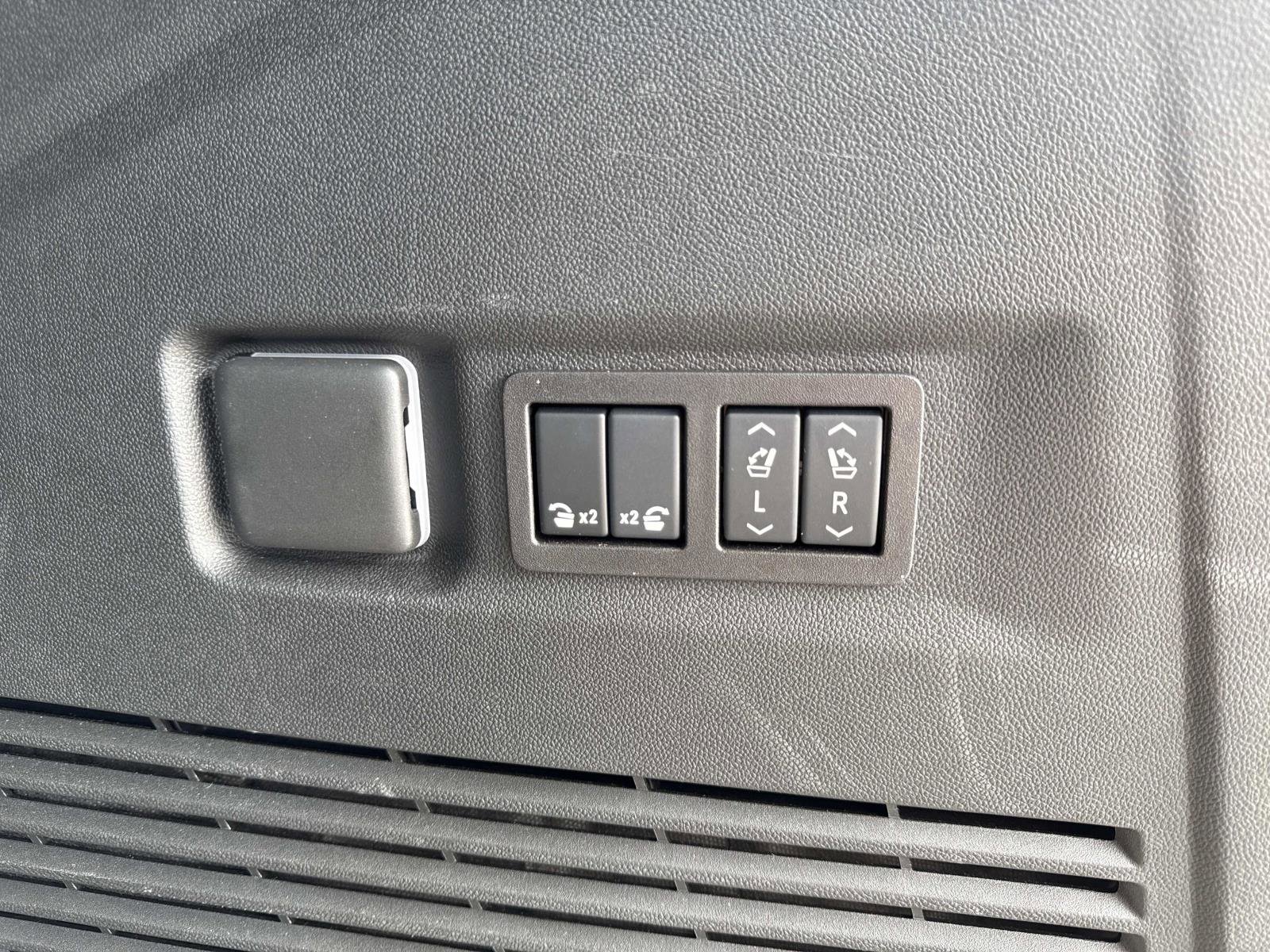 2025 Chevrolet Suburban Z71 photo 32