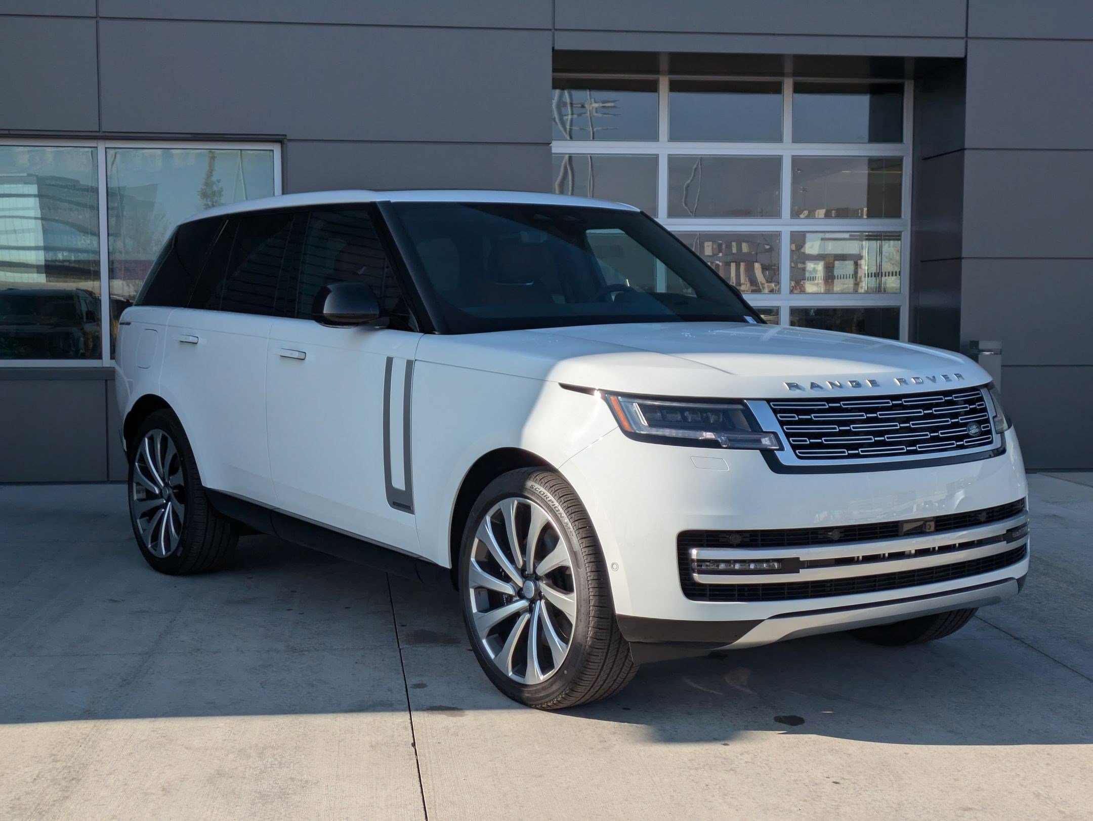 2025 Land Rover Range Rover Autobiography photo 3