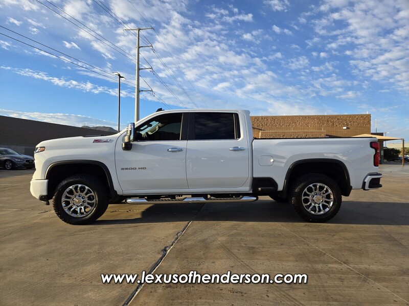 2025 Chevrolet Silverado 2500HD LT photo 3