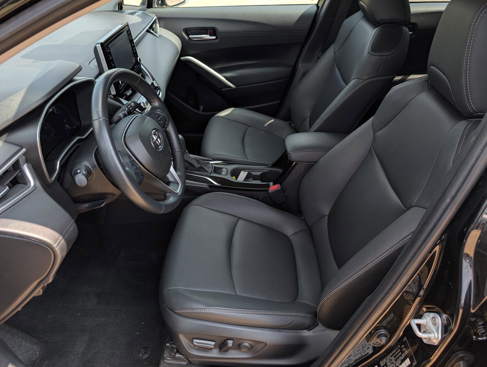 2022 Toyota Corolla Cross XLE photo 25