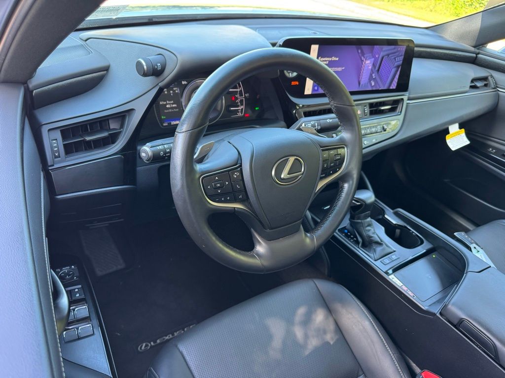 2023 Lexus ES 300h photo 2
