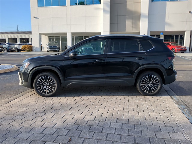 2025 Volkswagen Taos SE photo 4