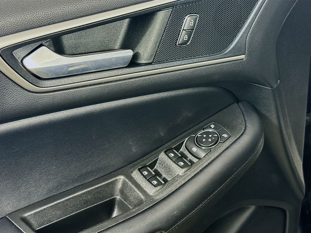 2022 Ford Edge SEL photo 17