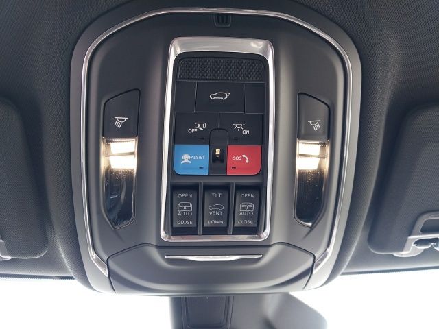 2025 Jeep Grand Cherokee Overland photo 13