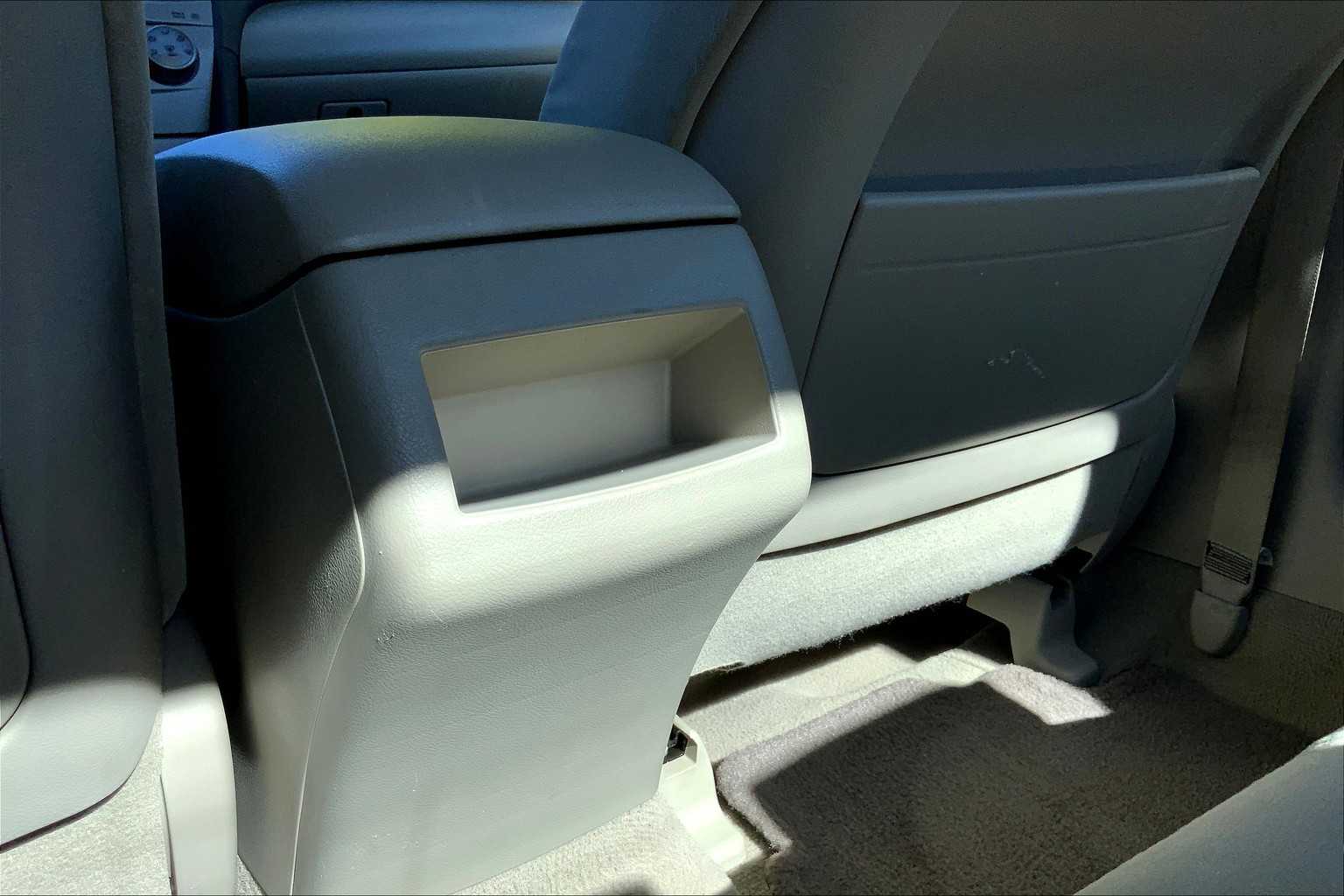 2010 Toyota Camry LE photo 31