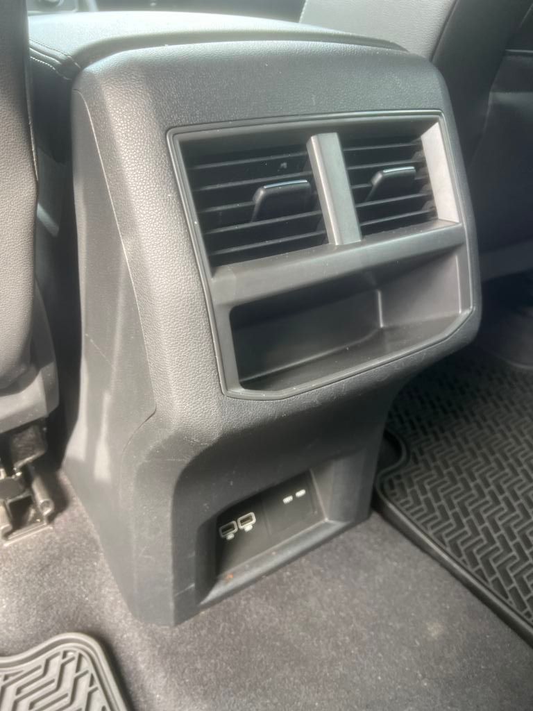 2020 Volkswagen Atlas Cross Sport SE Technology photo 2