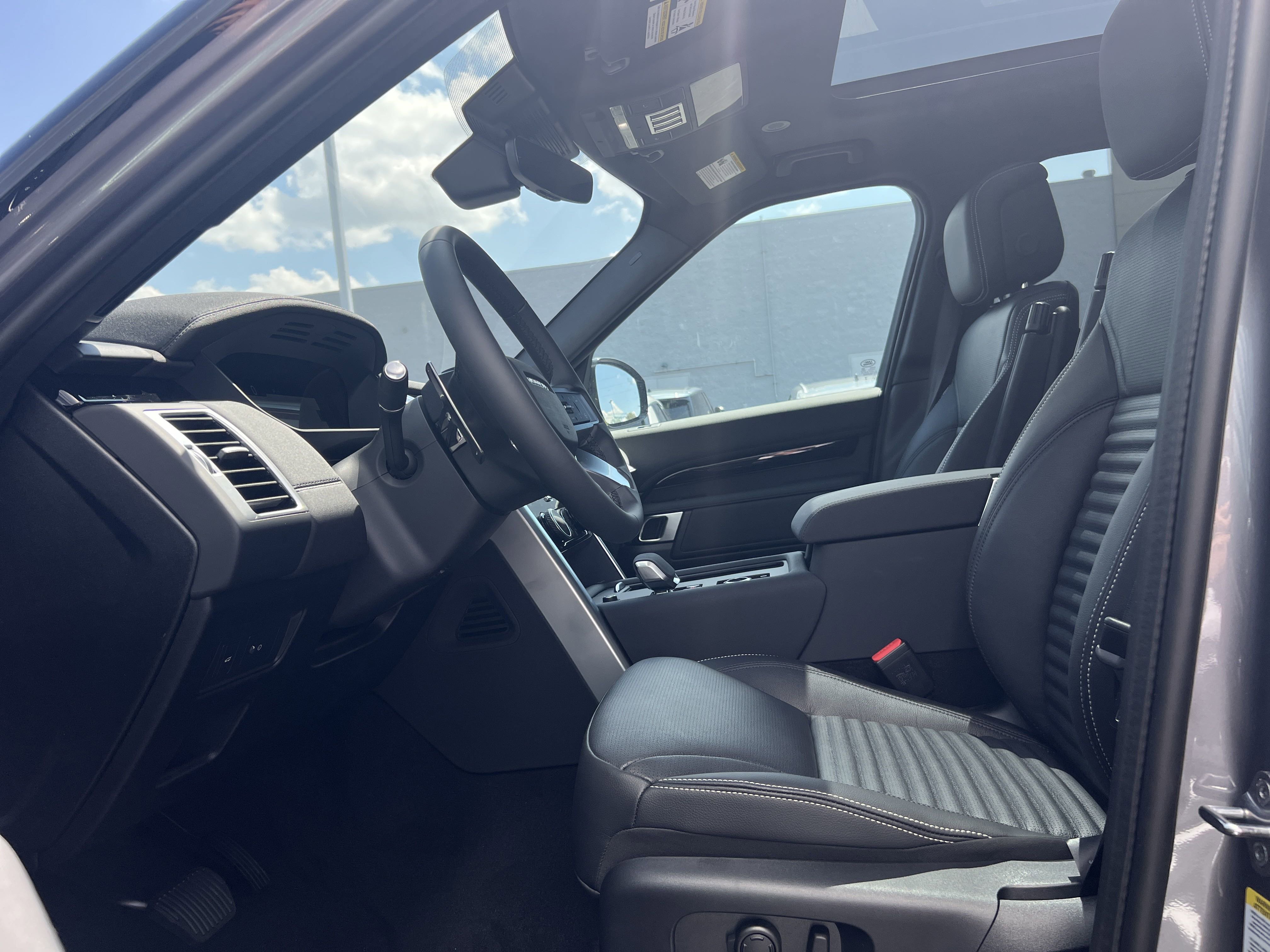 2025 Land Rover Discovery S photo 14