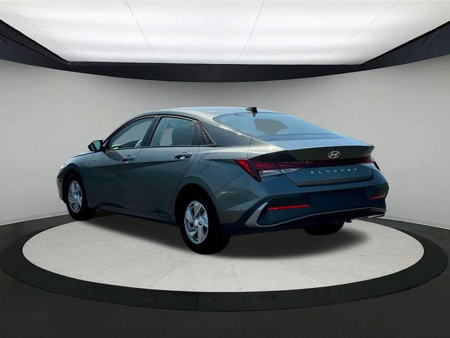 2025 Hyundai Elantra SE photo 3