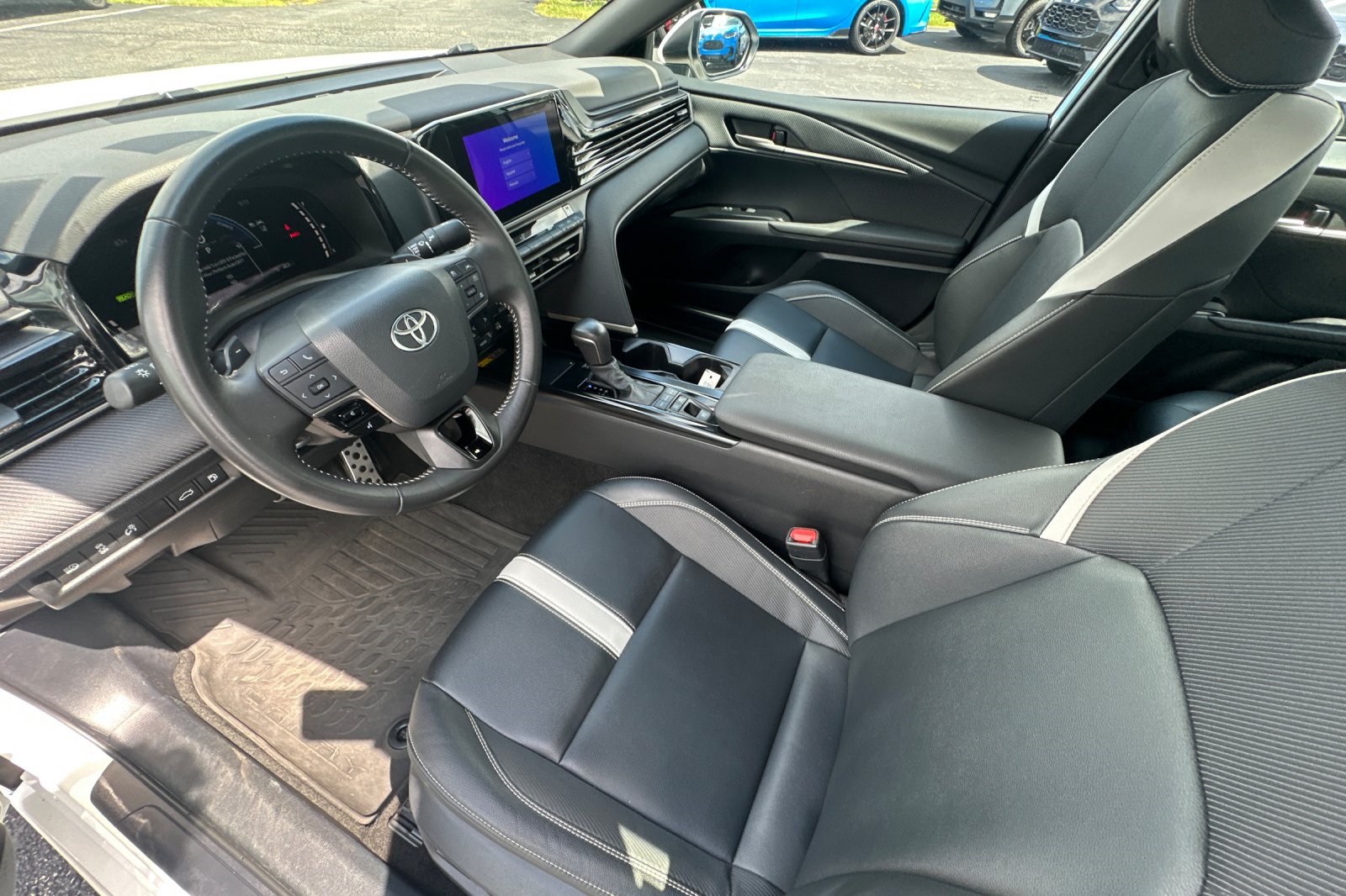 2025 Toyota Camry SE photo 9