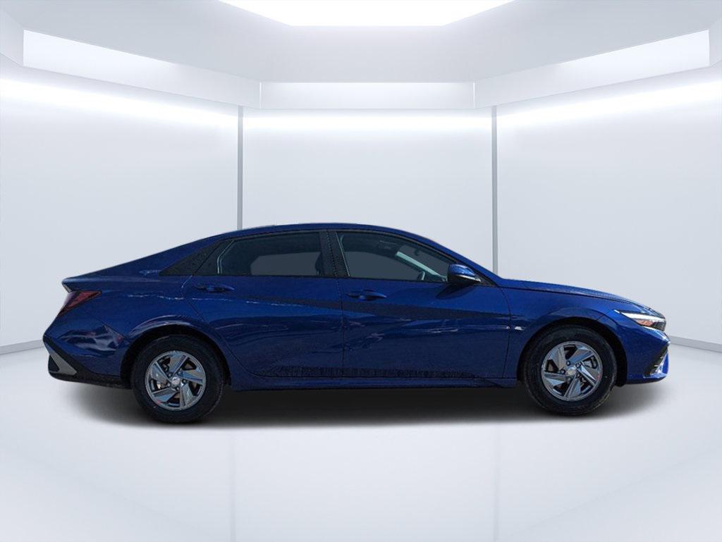 2025 Hyundai Elantra SE photo 2