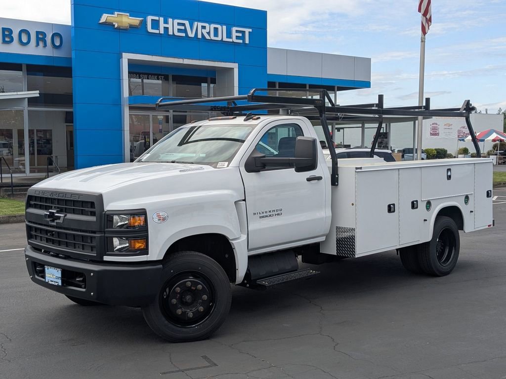 2023 Chevrolet Silverado 5500HD LT photo 2