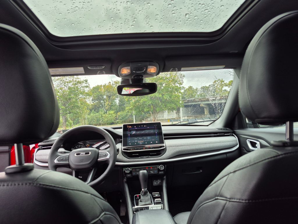2023 Jeep Compass Latitude Lux photo 11